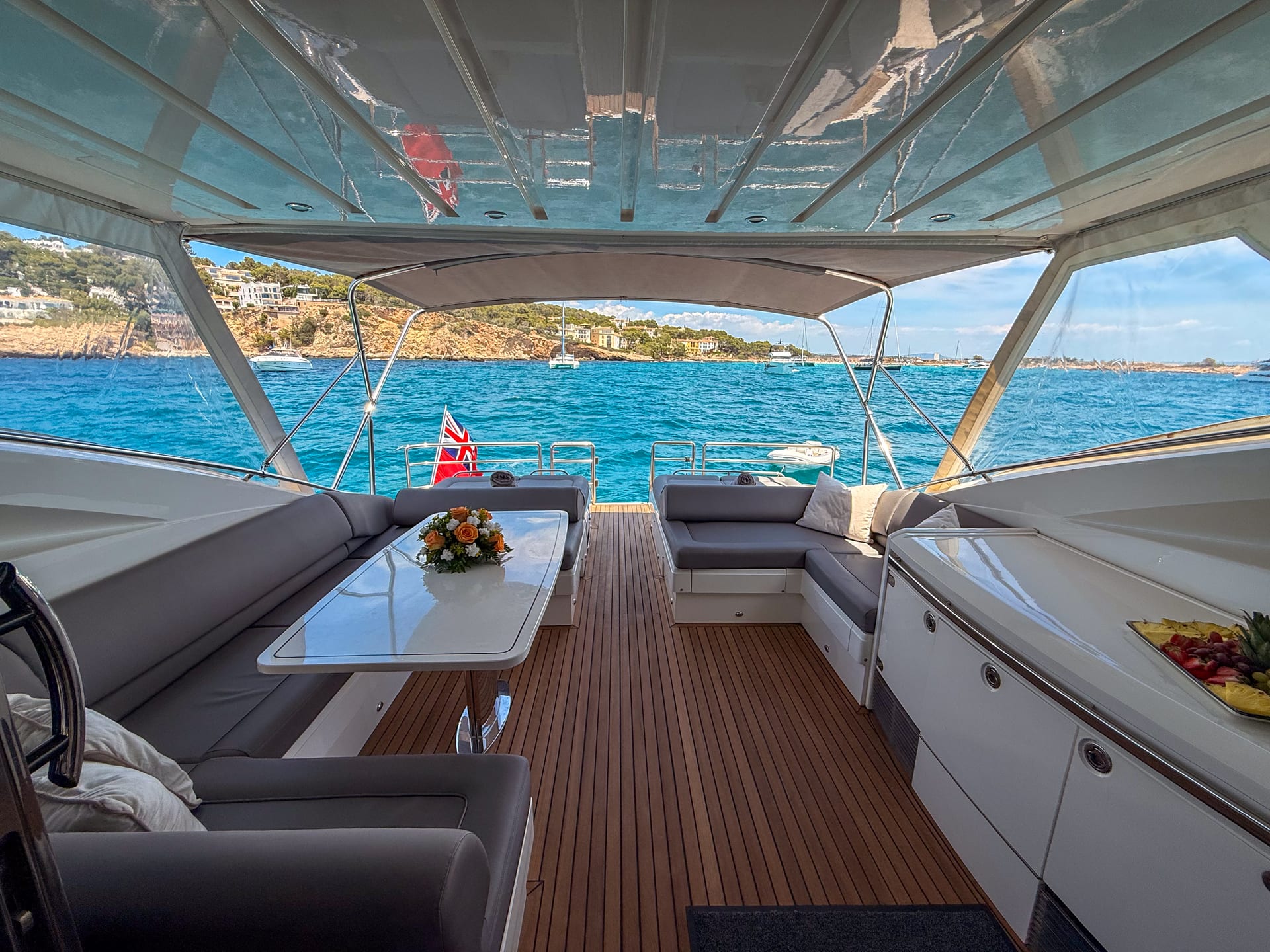 Cashflow — Achterdeck-Sitzgruppe unter Bimini mit Buchtblick