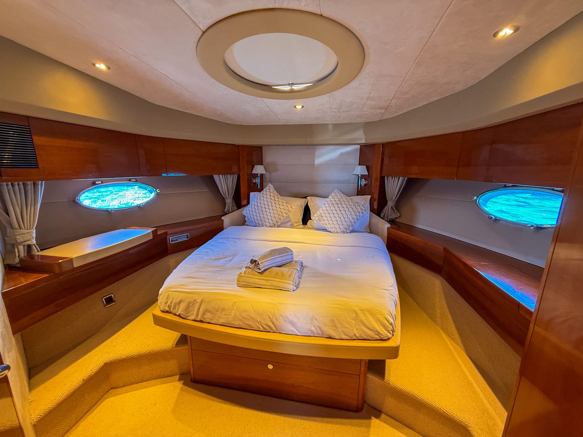 Cashflow — VIP-Kabine mit Doppelbett