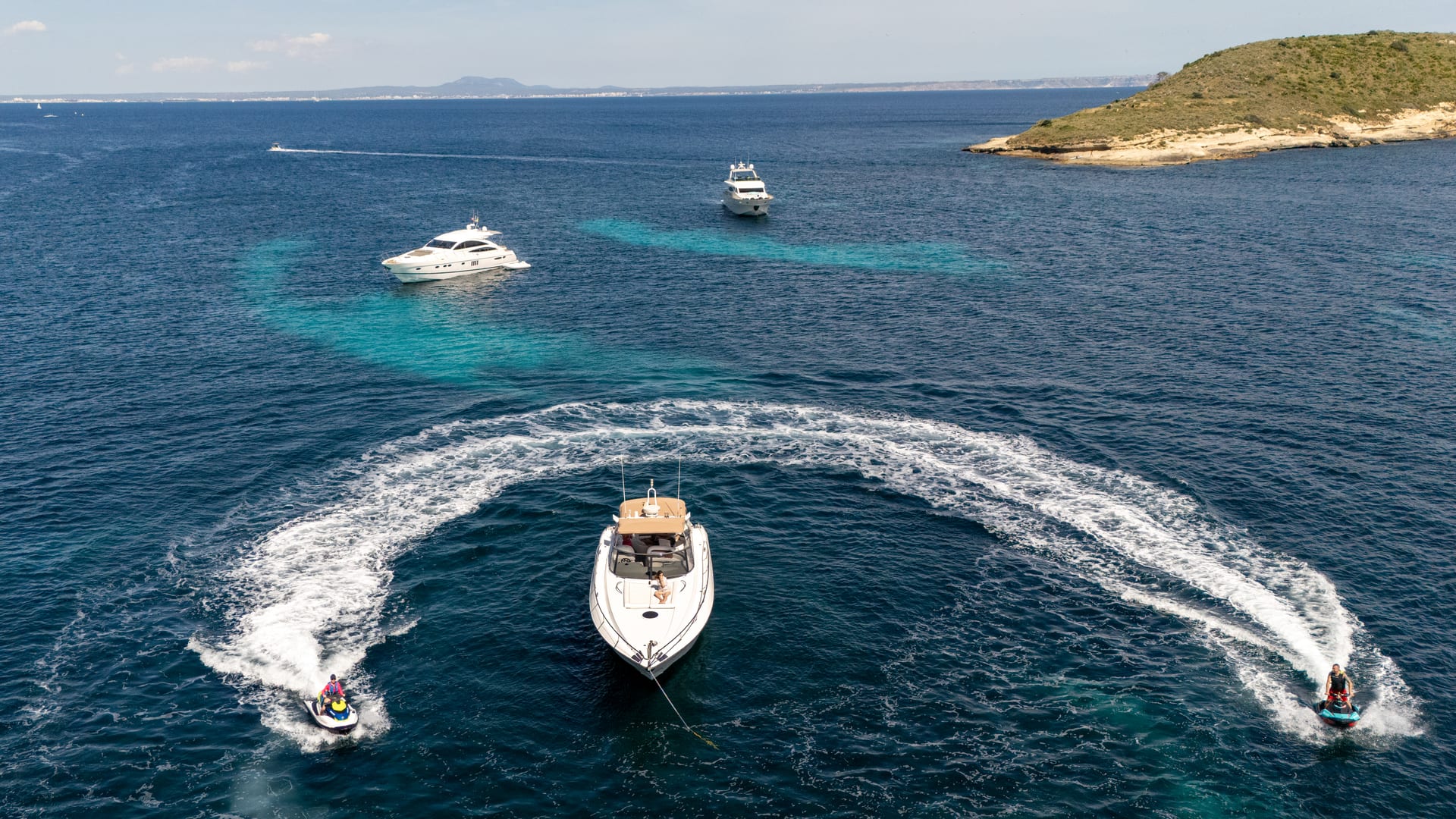 Cashflow — Luftaufnahme mit Jetskis in Fahrt
