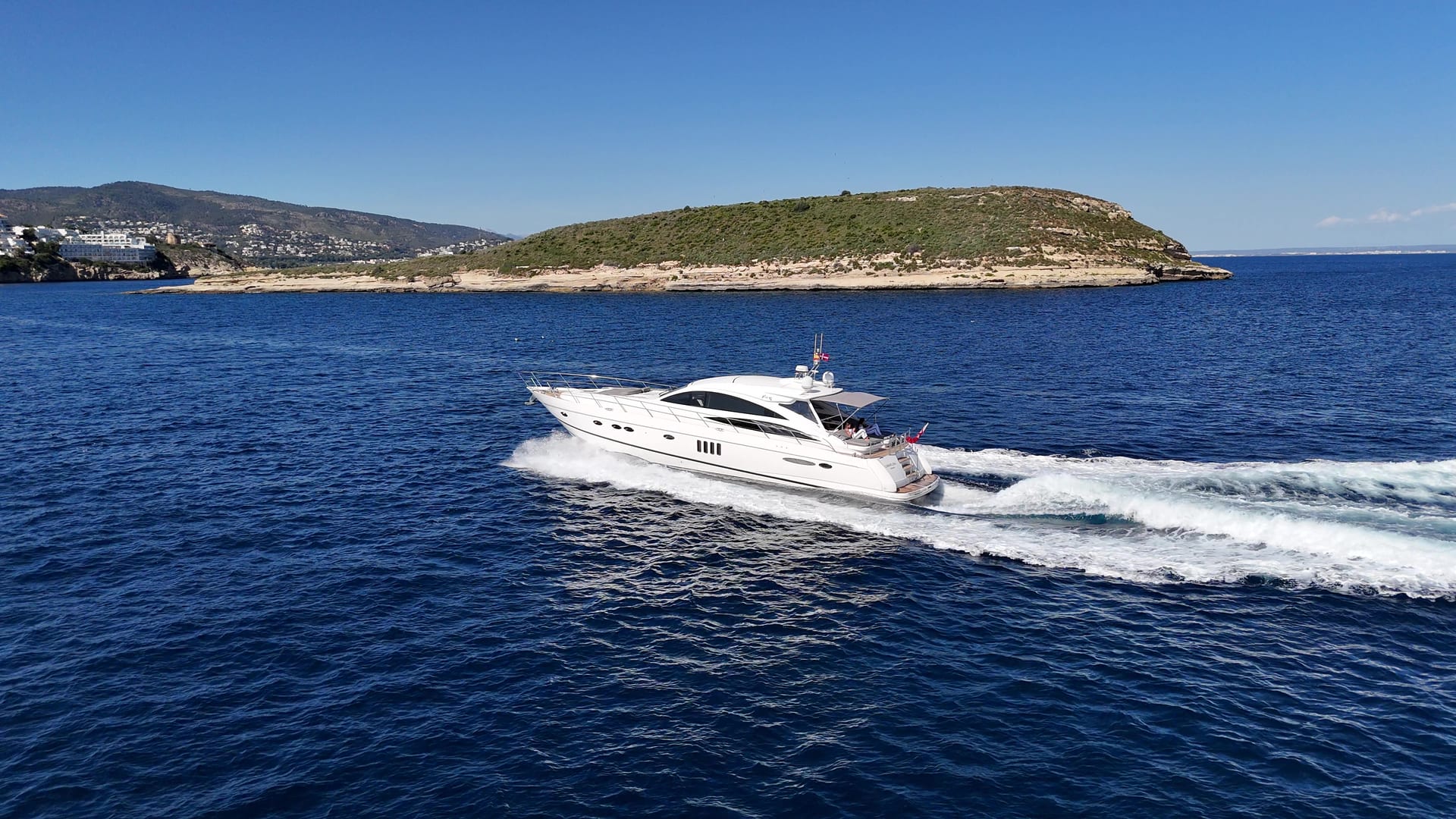 Princess V70 Cashflow — Luftaufnahme in Fahrt vor der Küste