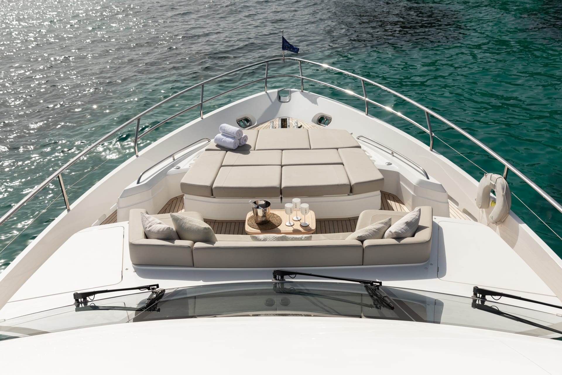 Mio Barco — Lounge-Bereich auf dem Vorschiff