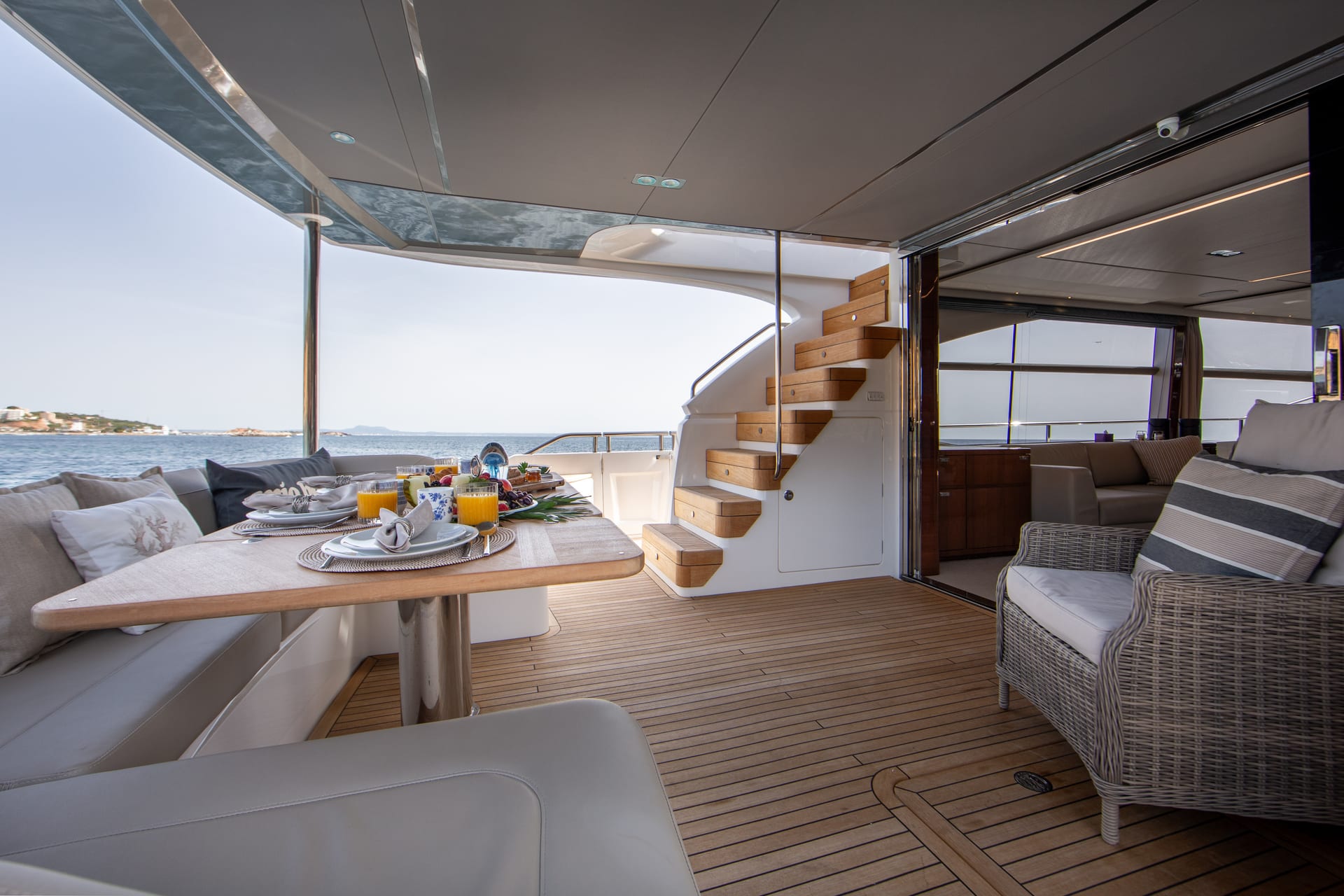 Mio Barco — Achterdeck-Essbereich mit Wendeltreppe zur Flybridge