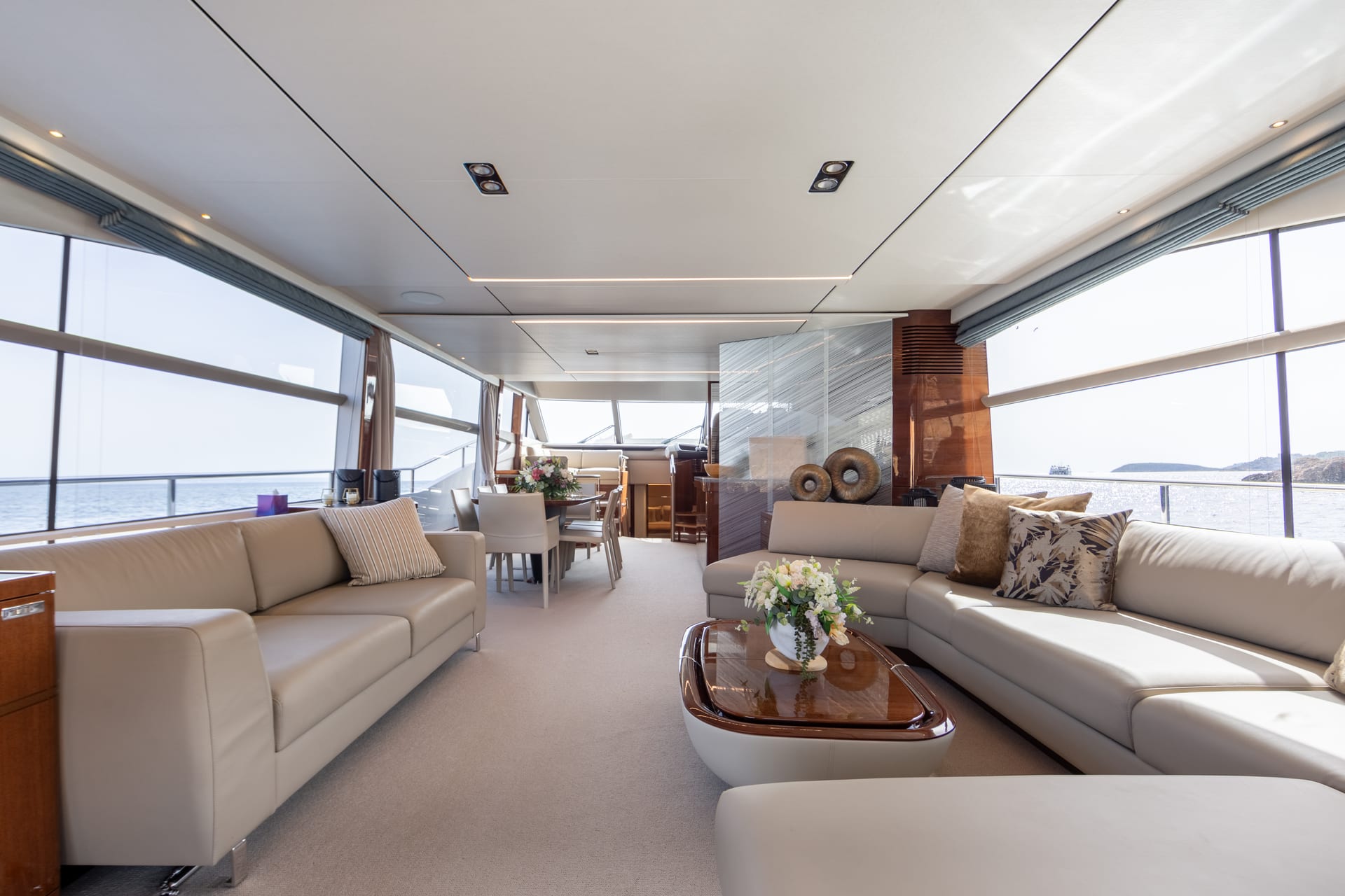 Mio Barco — Salon mit Panoramafenstern und Sofalandschaft