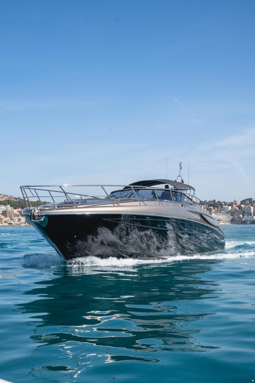 Riva Rivale 52 zu verkaufen — Profilansicht des Open-Daycruisers auf Mallorca