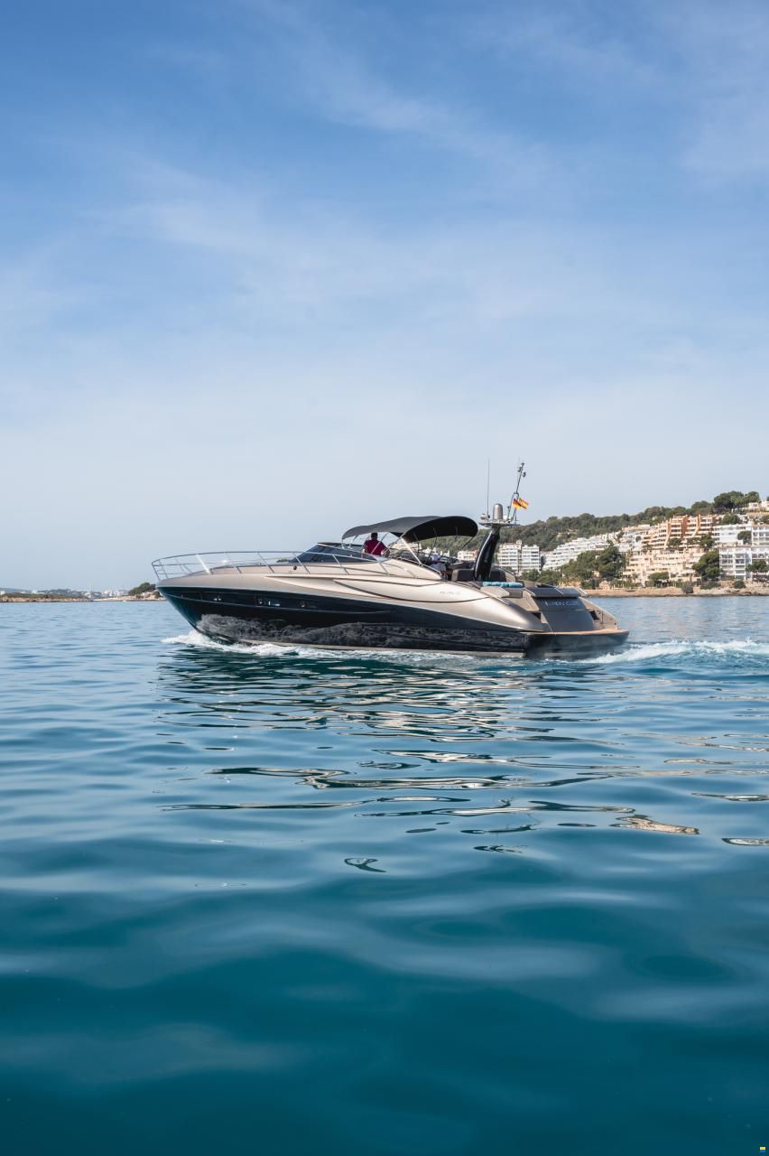 Riva Rivale 52 — Cockpit mit Teakdeck
