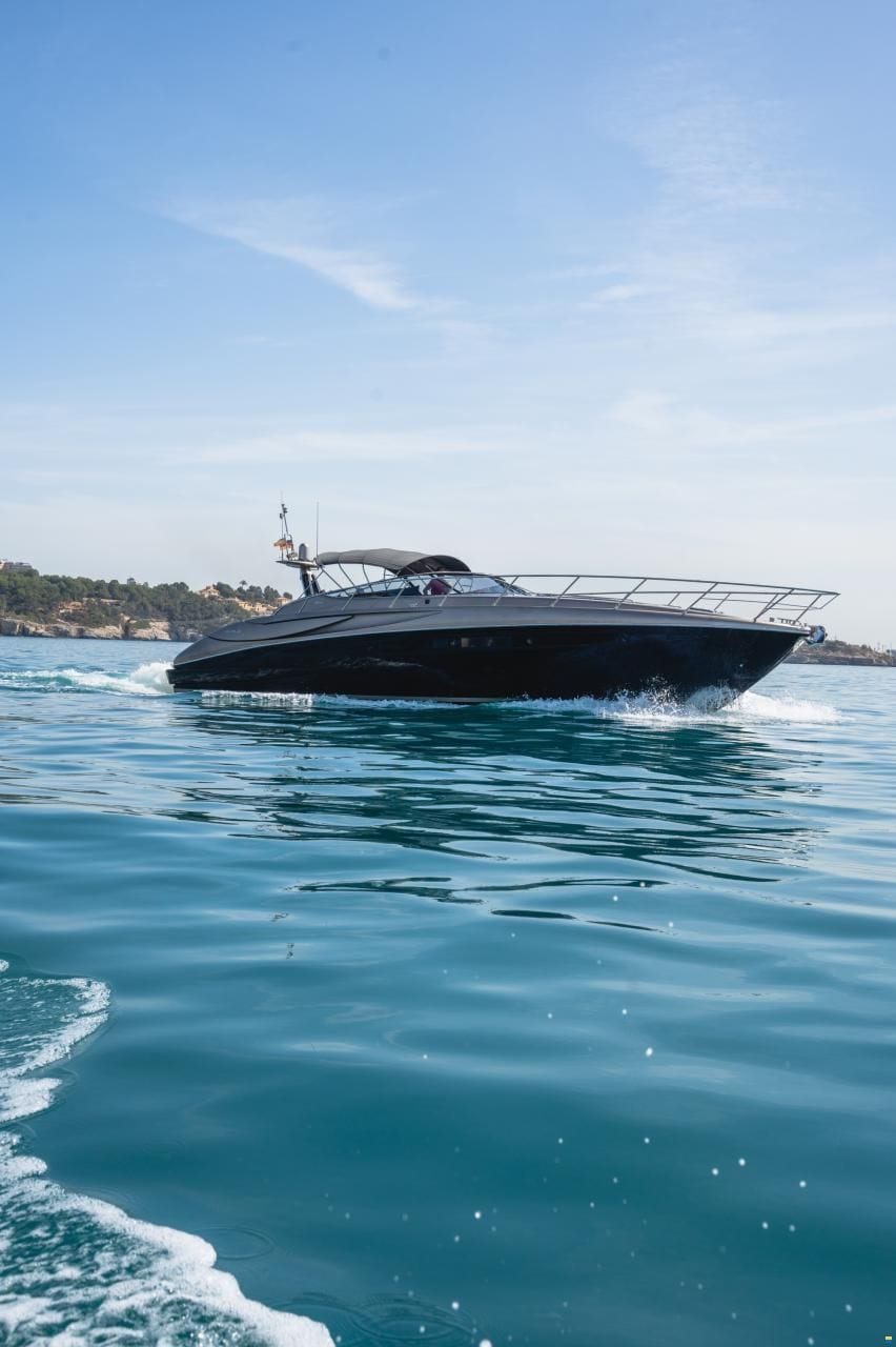 Riva Rivale 52 — Sonnenliegen und Sitzgruppe an Deck