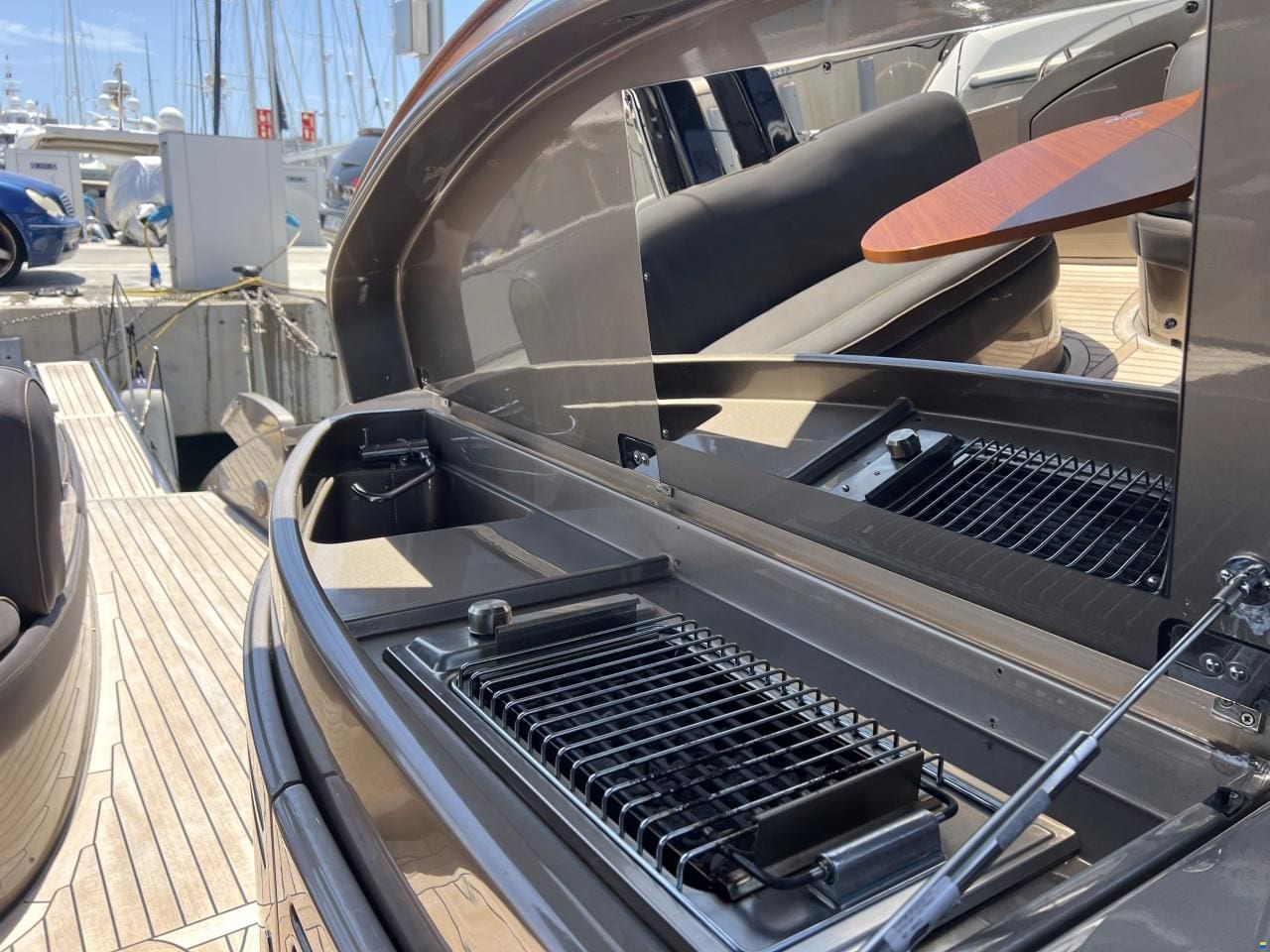 Riva Rivale 52 — Detail der Mahagoni-/Teak-Verarbeitung