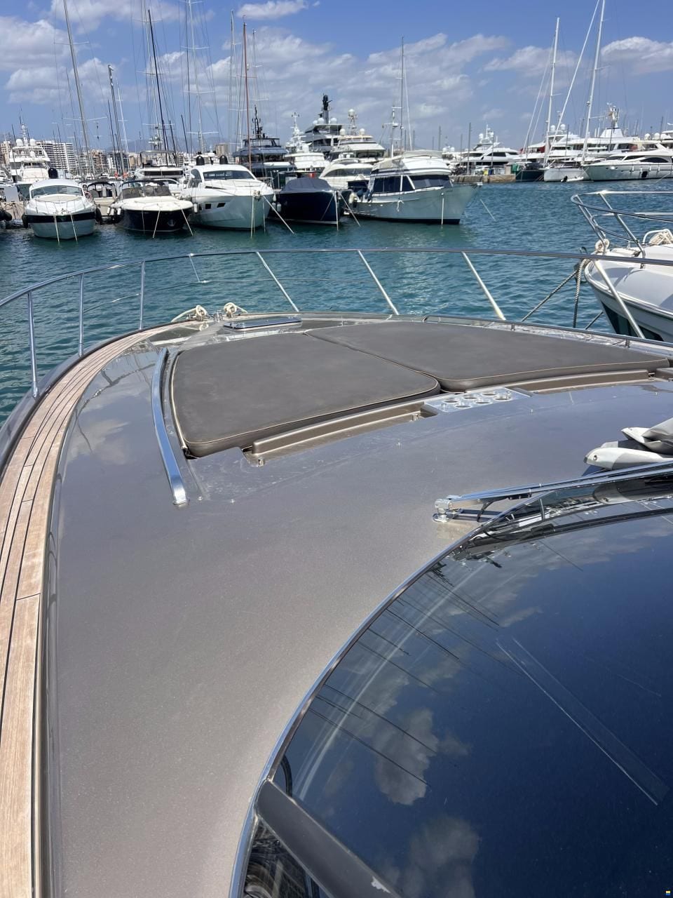 Riva Rivale 52 — Salon und Wohnbereich unter Deck