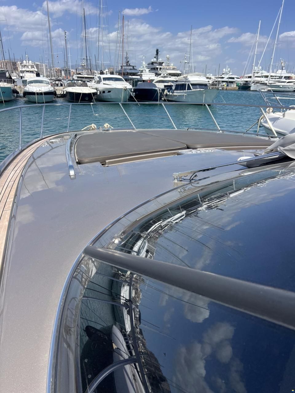 Riva Rivale 52 — Pantry mit Kühlschrank und Kochfeld