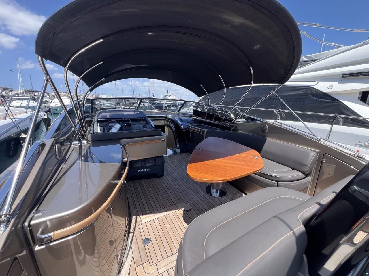 Riva Rivale 52 — Bug und Vordeck