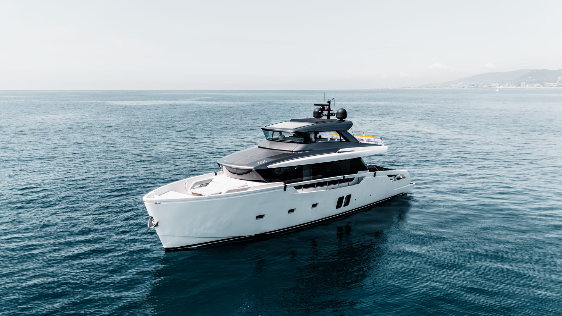 Sanlorenzo SX76 Globito de Mar — Profilansicht vor Anker