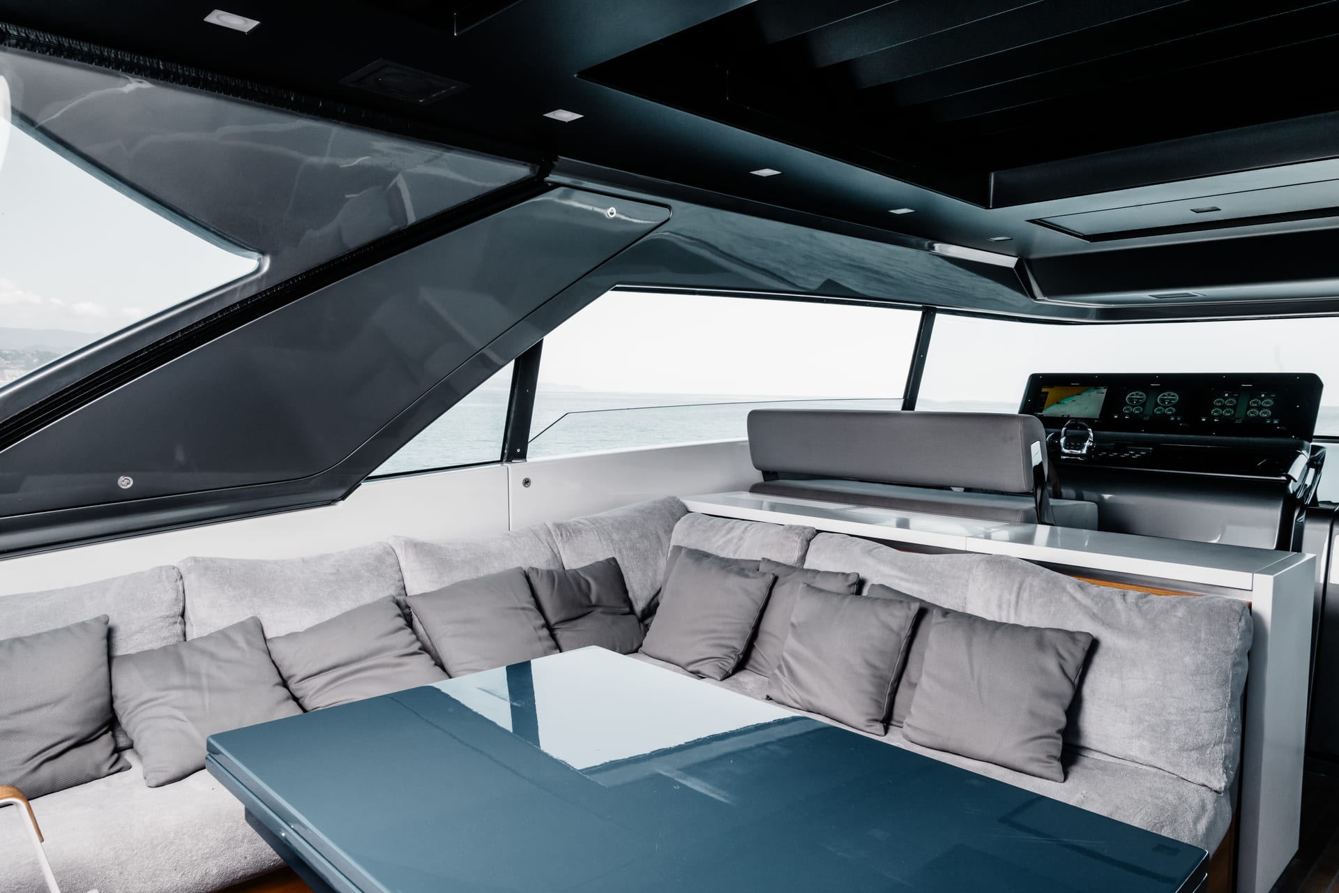 Globito de Mar — Flybridge mit Steuerstand und Lounge