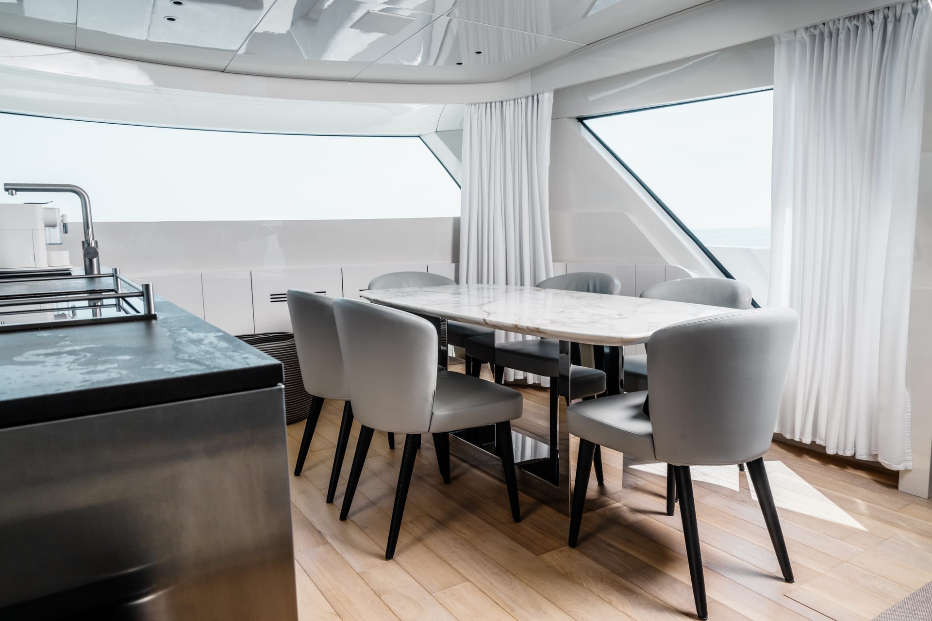 Globito de Mar — Salon-Essbereich mit Marmortisch und Küche