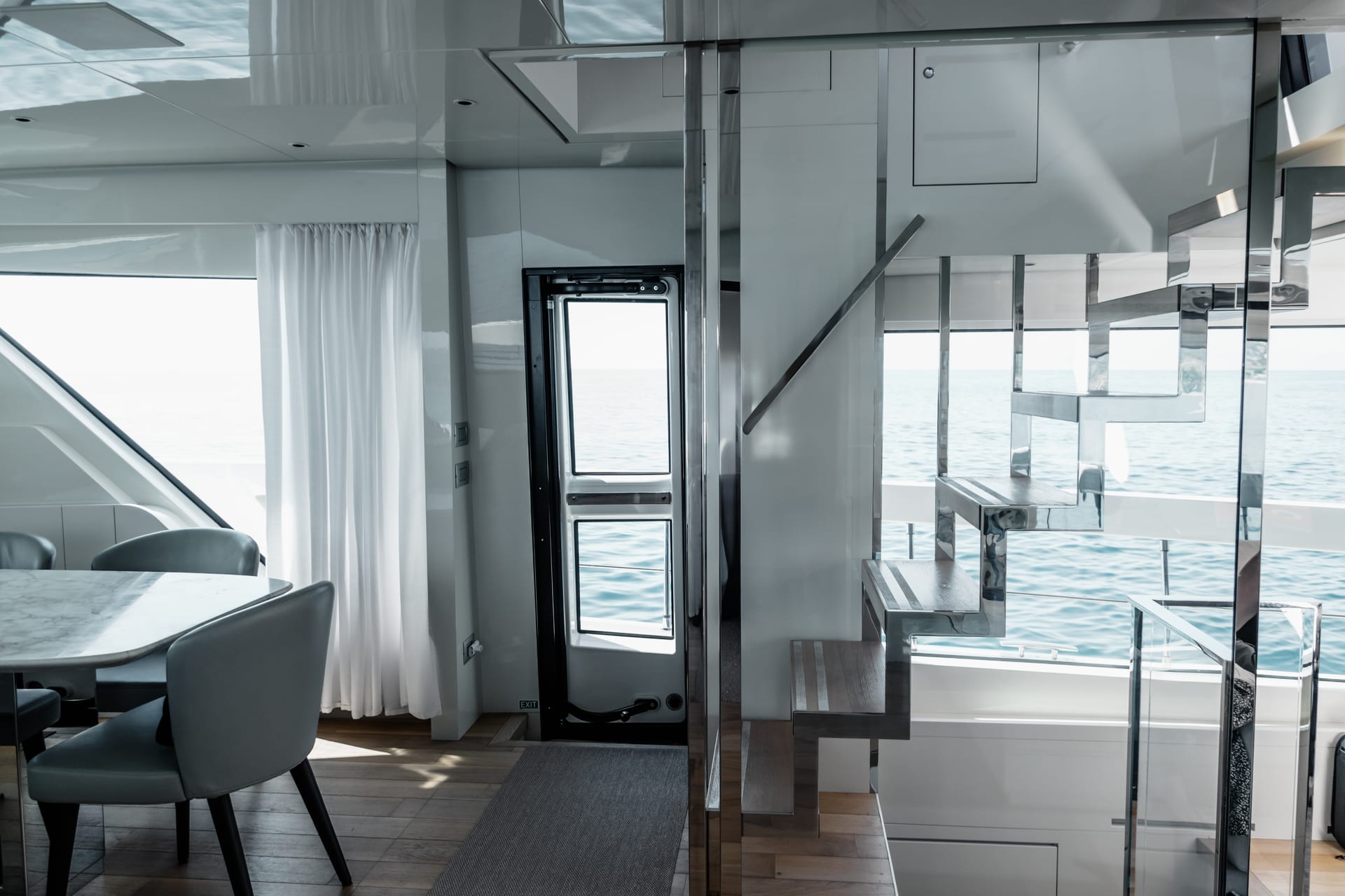 Globito de Mar — Panorama-Salon mit Treppe und Heckzugang
