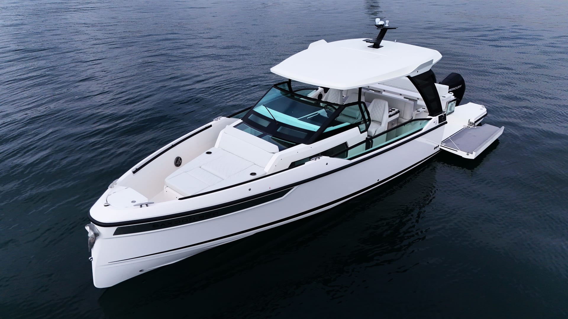 Saxdor 320 GTO — Seitenansicht im Hafen