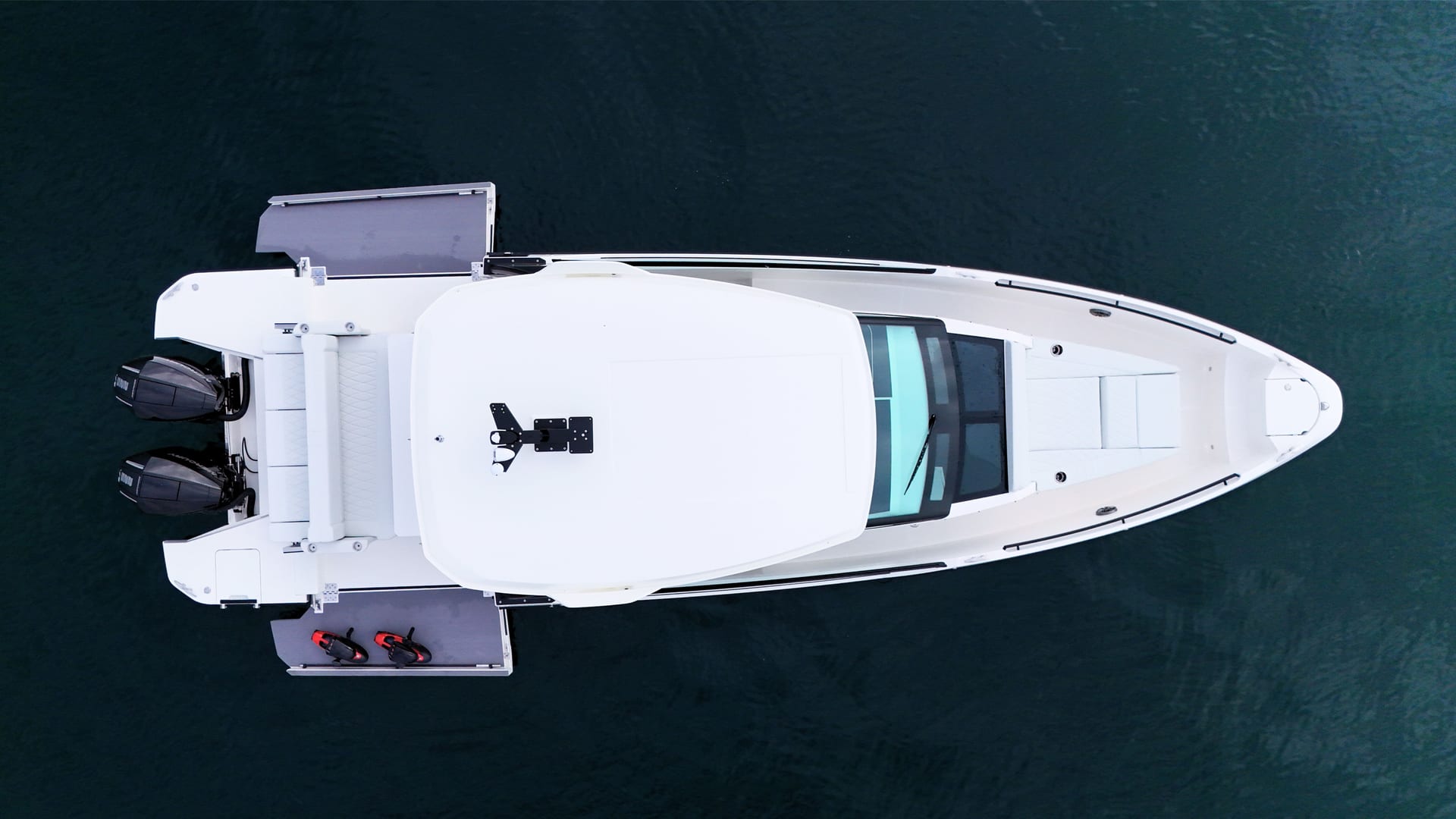 Saxdor 320 GTO — Deck-Layout mit Sonnenliege