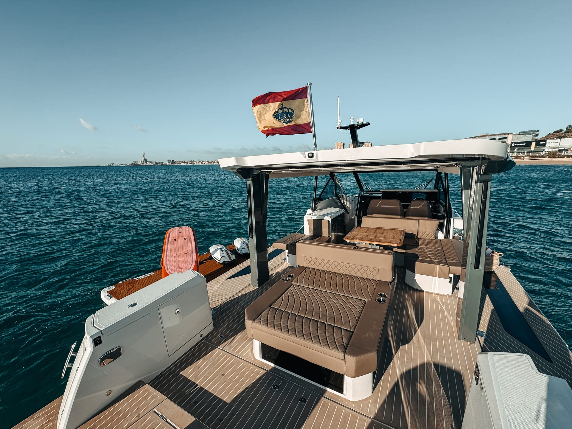 Bali — Achterdeck mit T-Top und Sonnenliegen