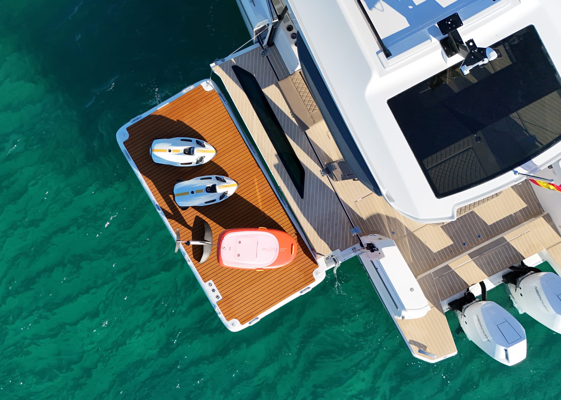 Bali — Badeplattform mit Jetskis und Tender