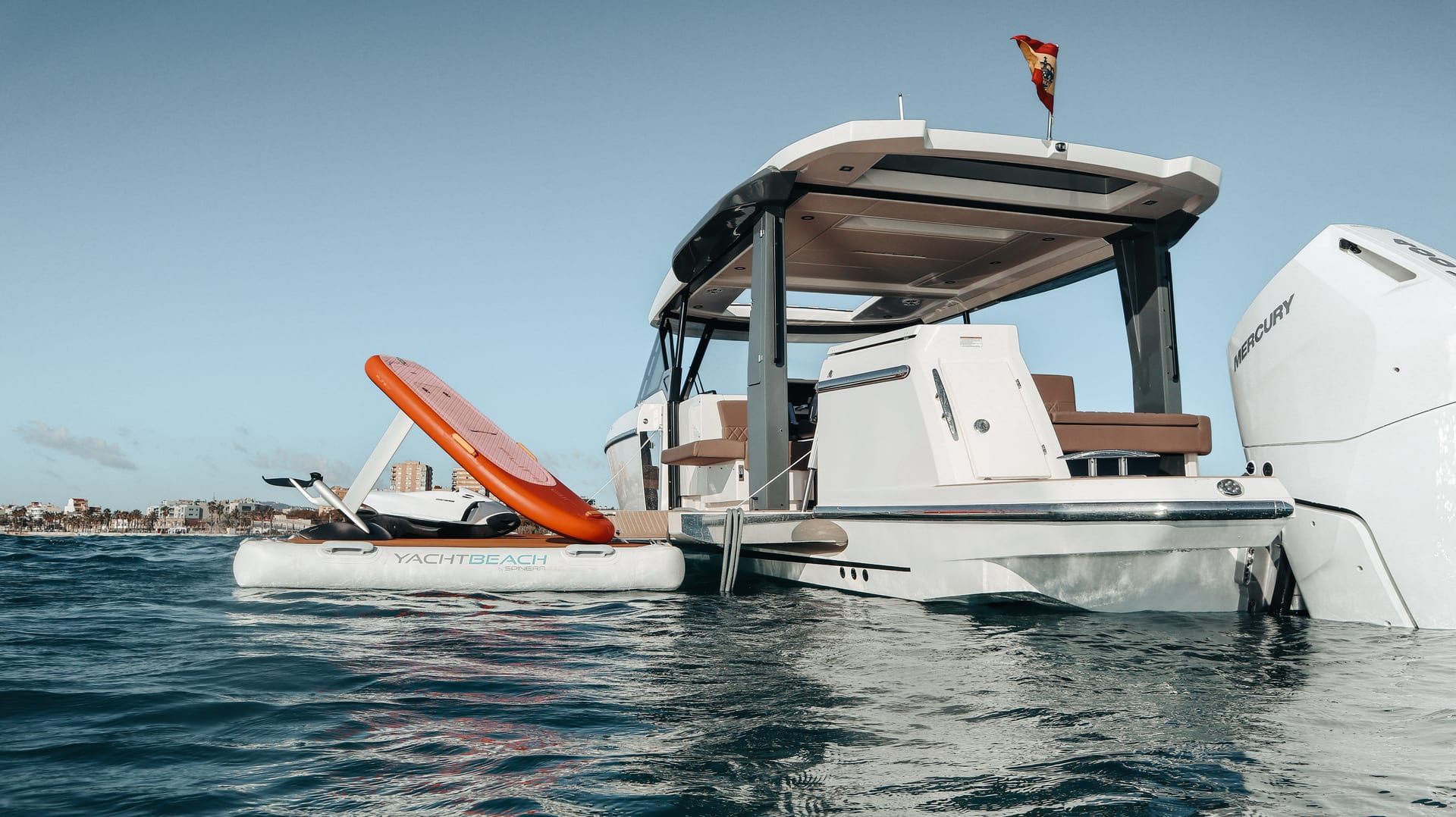 Bali — Heckplattform mit YachtBeach-Badeinsel und Wassersportgeräten