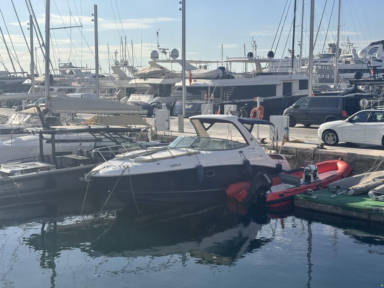 Sea Ray Sundancer 310 zu verkaufen — Profilansicht des Sportcruisers auf Mallorca