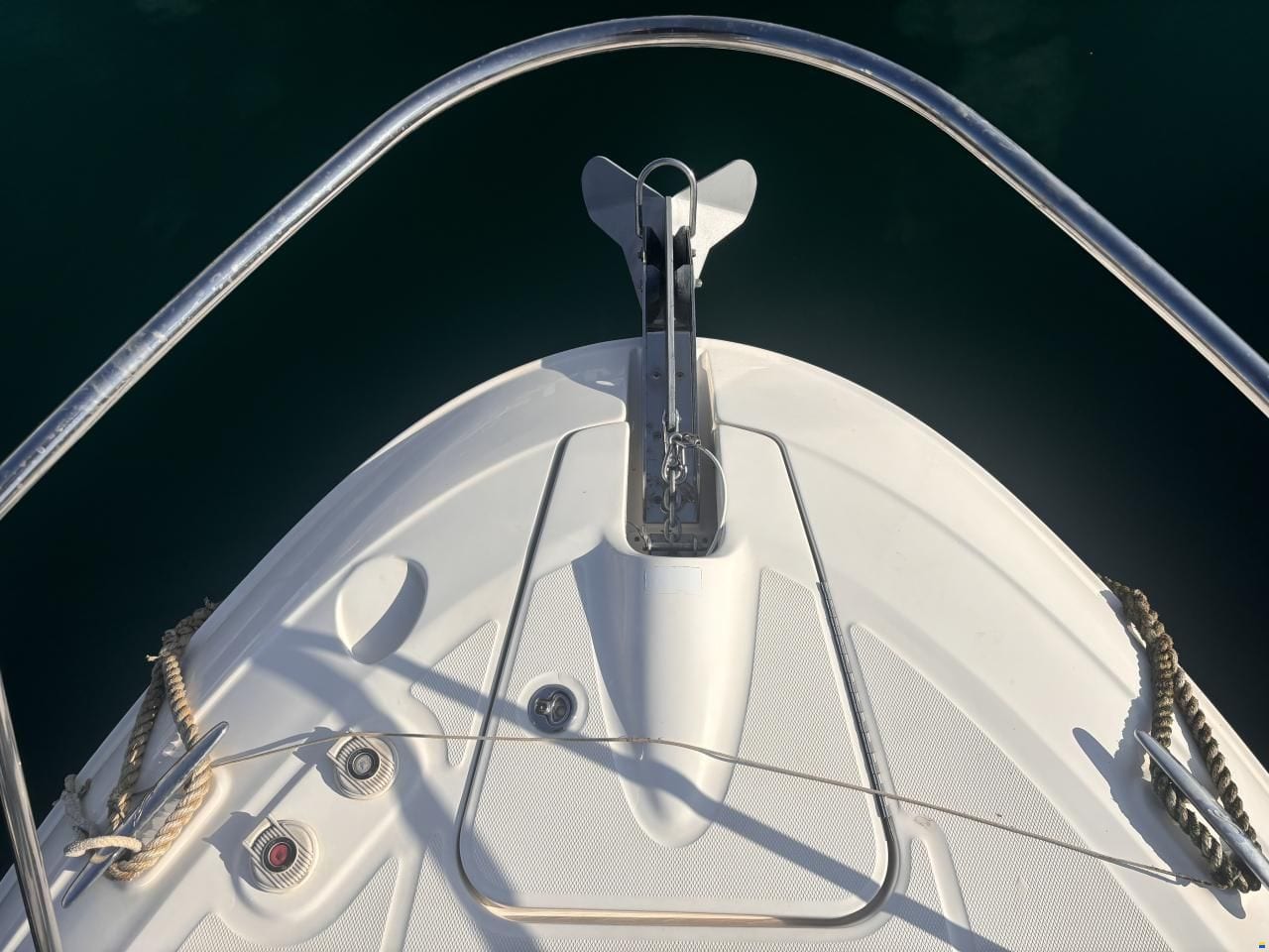 Sea Ray Sundancer 310 — Cockpit mit Sitzgruppe und Wet Bar