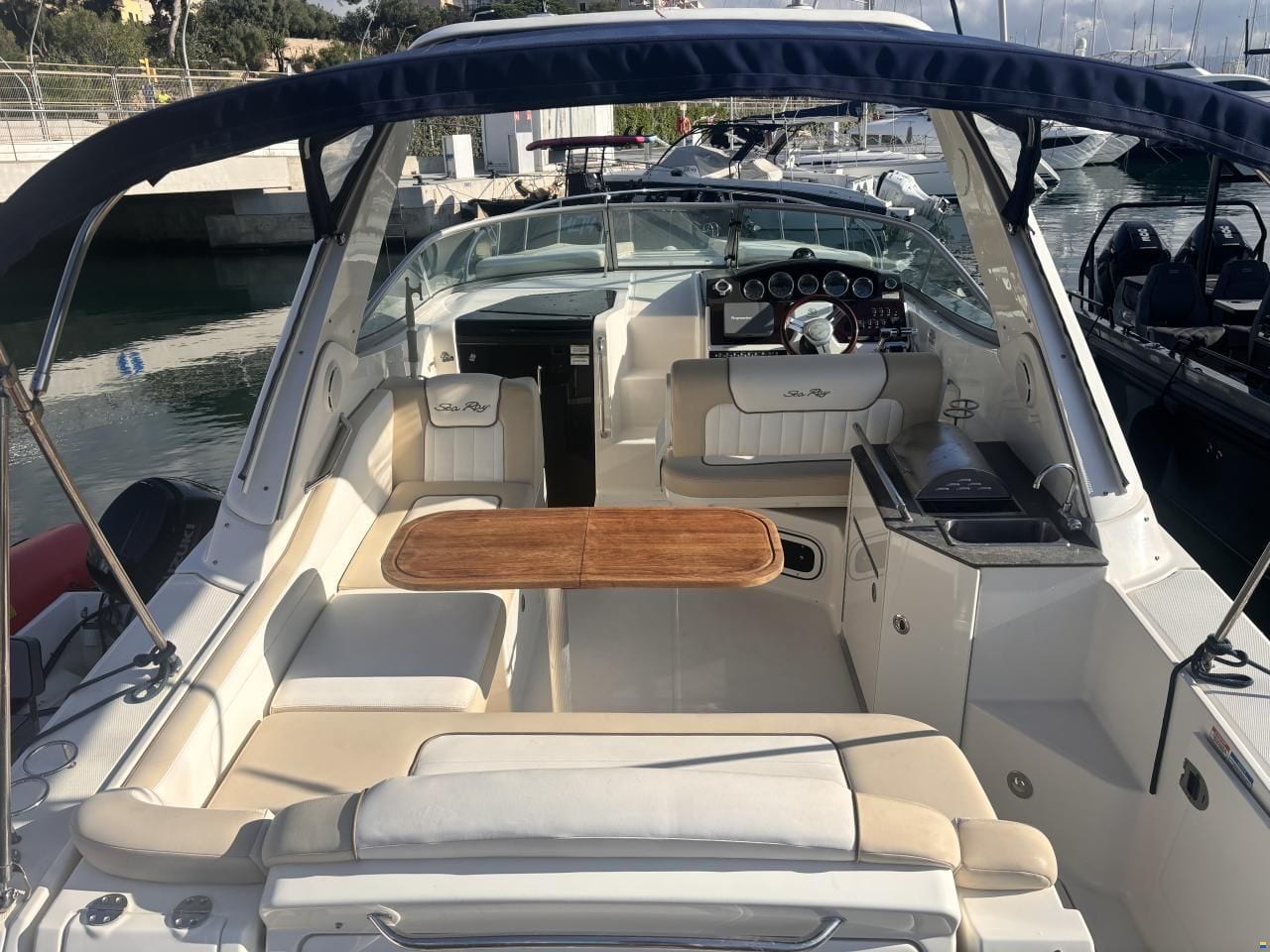 Sea Ray Sundancer 310 — Sonnenliege