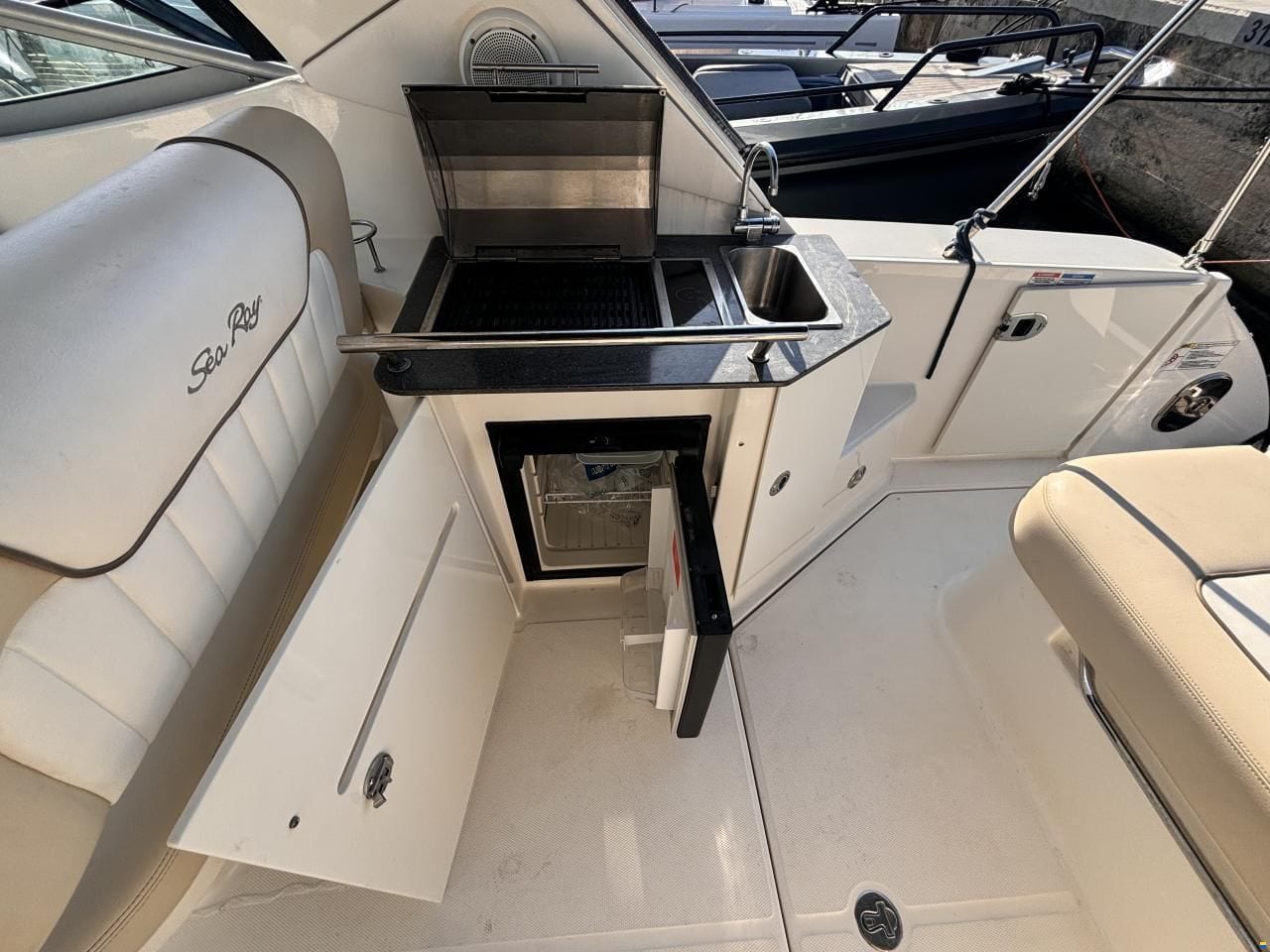 Sea Ray Sundancer 310 — Salon und Wohnbereich