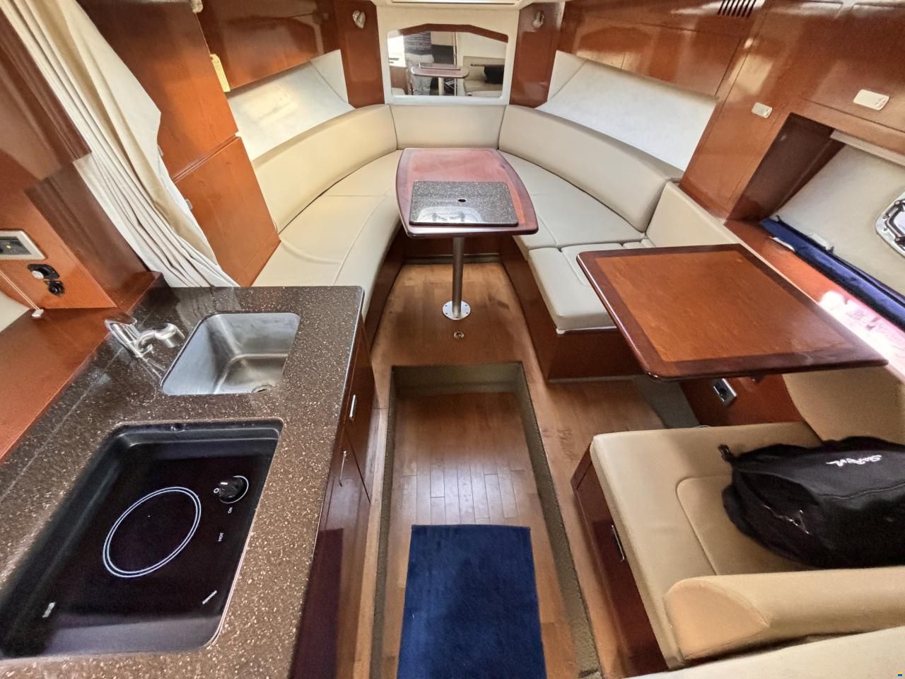 Sea Ray Sundancer 310 — Nasszelle an Bord
