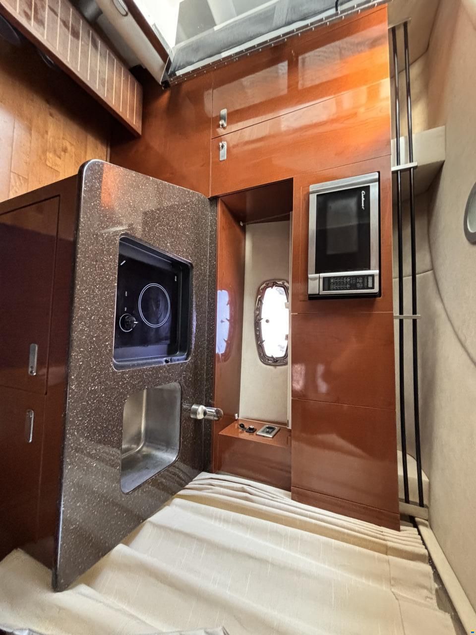 Sea Ray Sundancer 310 — Gesamtansicht in Puerto Portals
