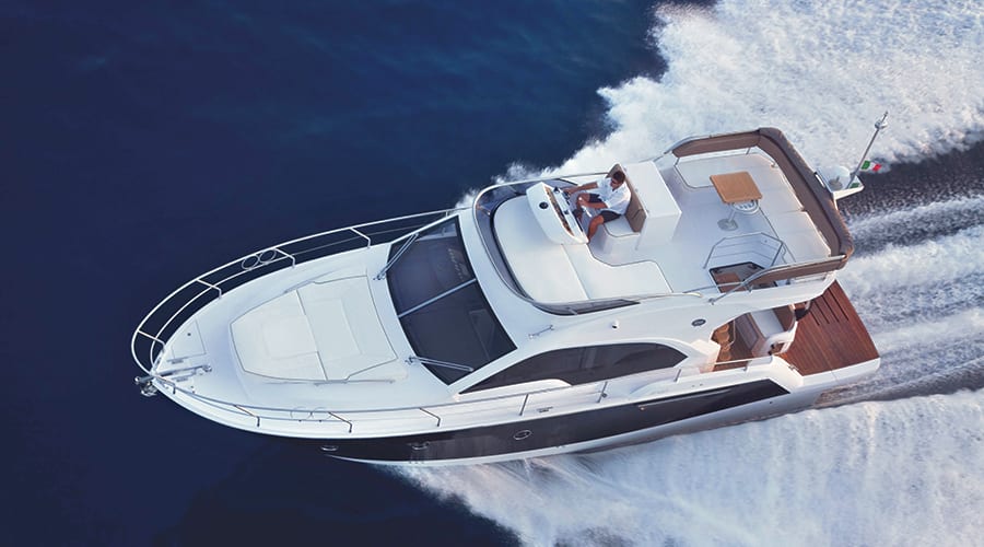 Sessa 40 Fly — Profilansicht der Flybridge-Yacht