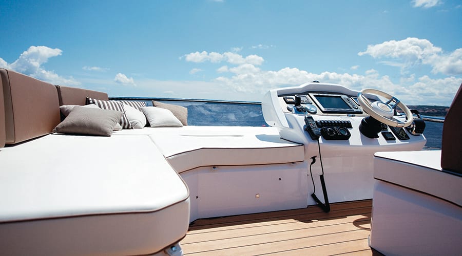 Sessa 40 Fly — Steuerstand und Sitzbereich auf der Flybridge