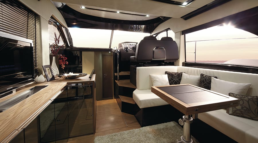 Sessa 40 Fly — Salon mit Sitzgruppe