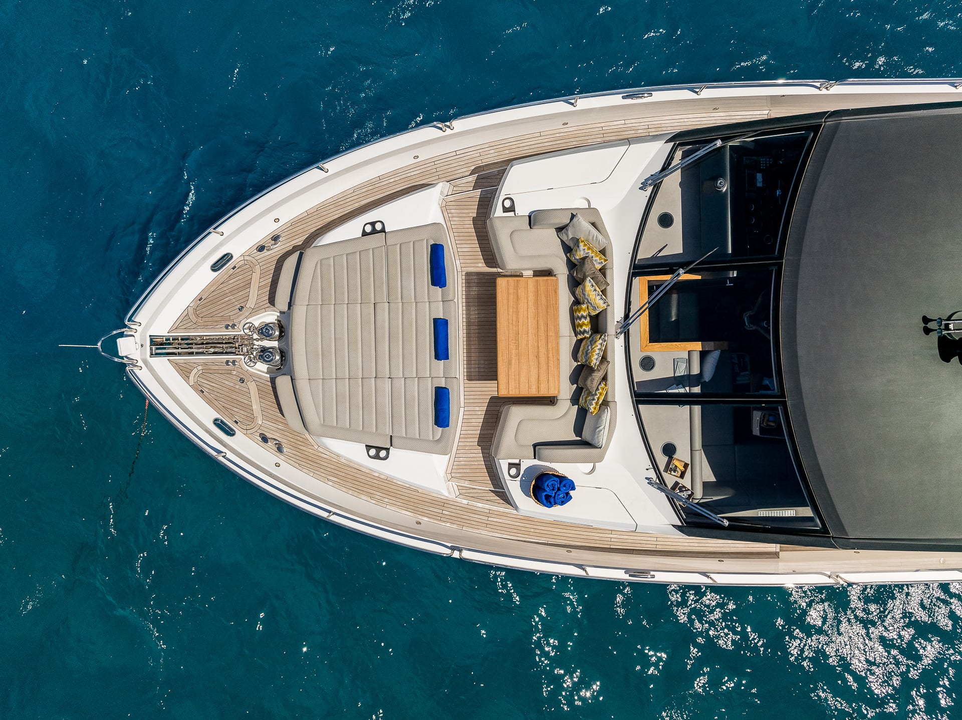SeaWater II — Top-Down-Aerial mit Wassersport-Equipment am Heck