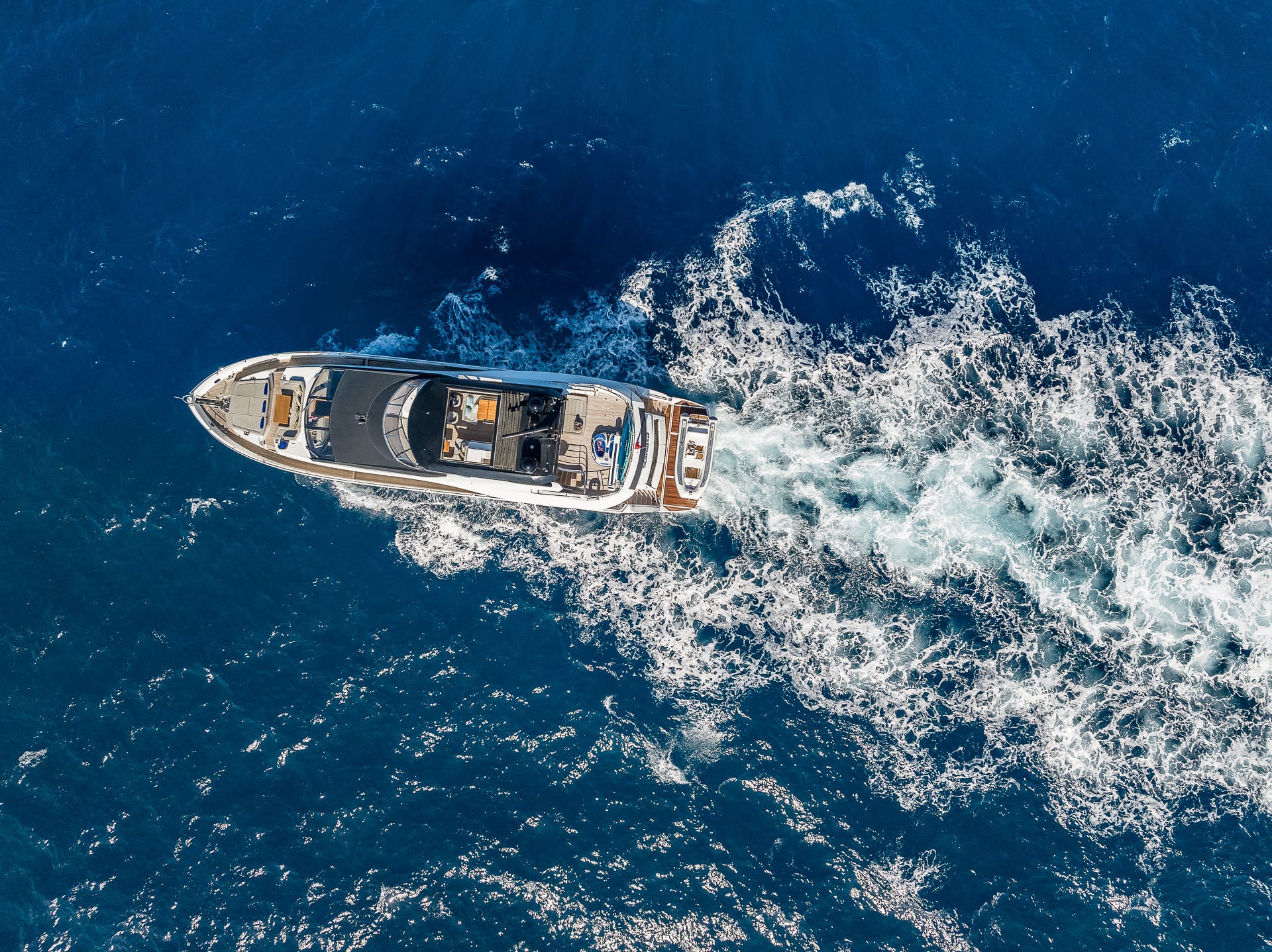SeaWater II — Bugansicht vor Anker mit Bug-Sonnenlounge