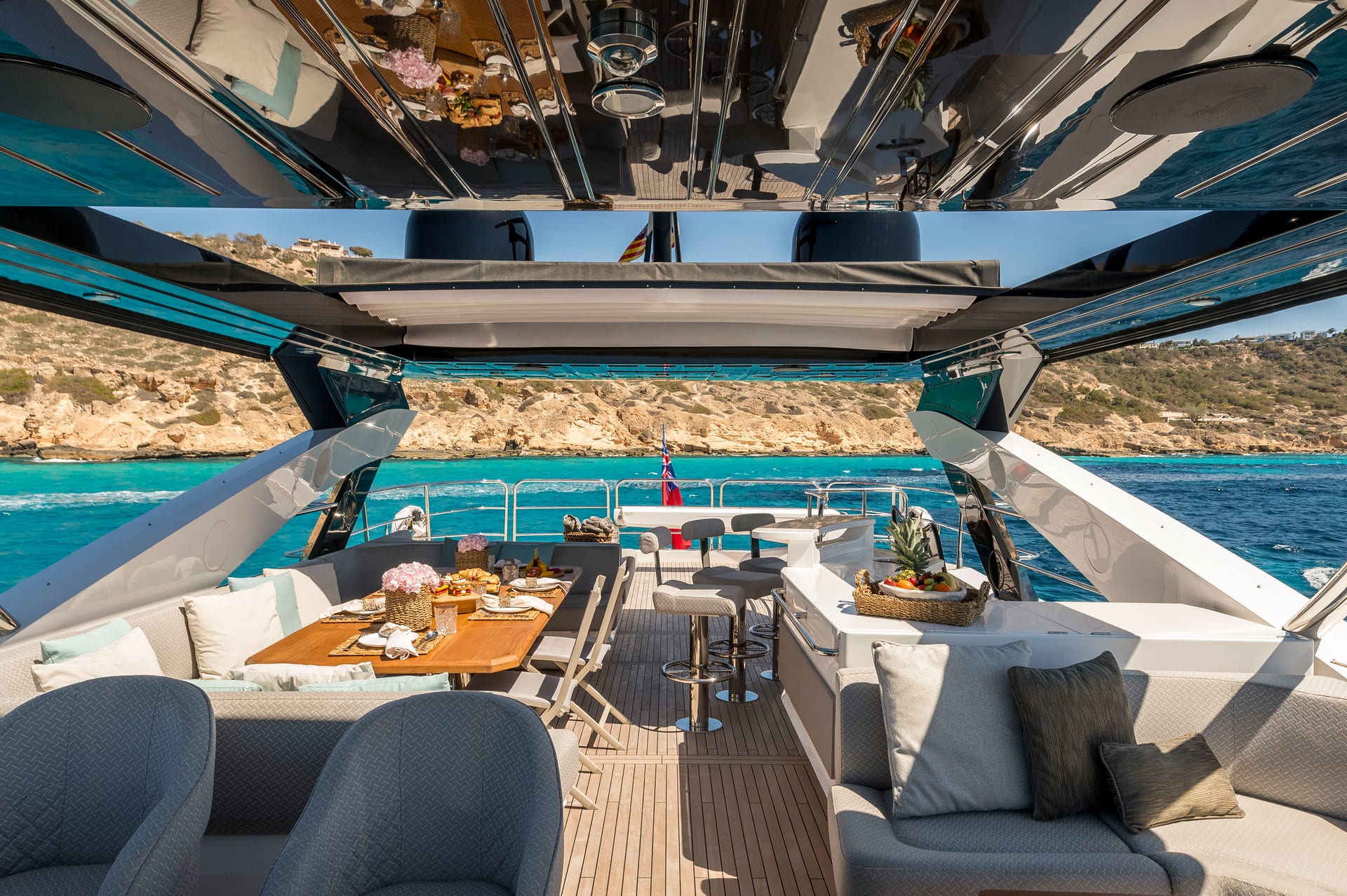 SeaWater II — Profilansicht vor mallorquinischer Felsküste