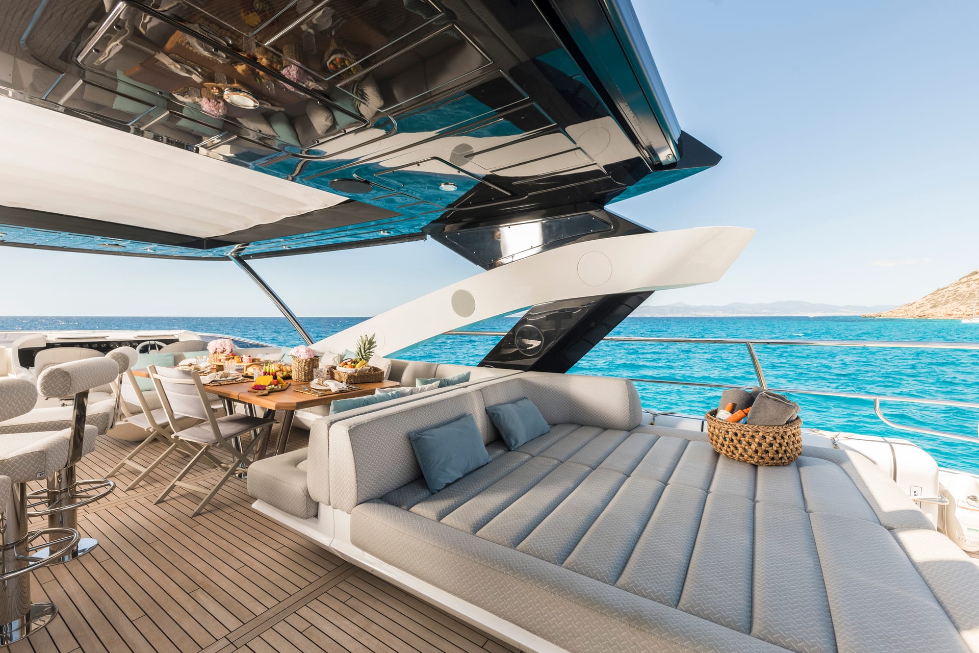 SeaWater II — Bugansicht mit Sonnenlounge und Esstisch