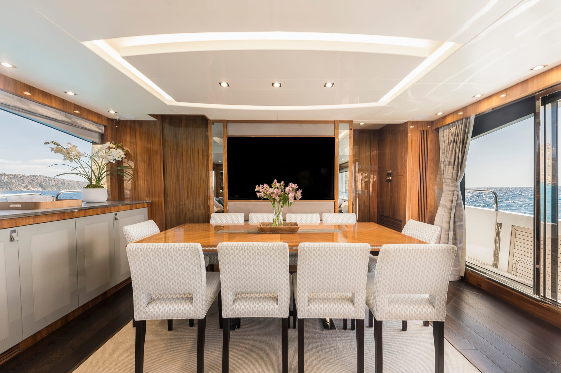 SeaWater II — Achterdeck mit gedecktem Esstisch und Lounge