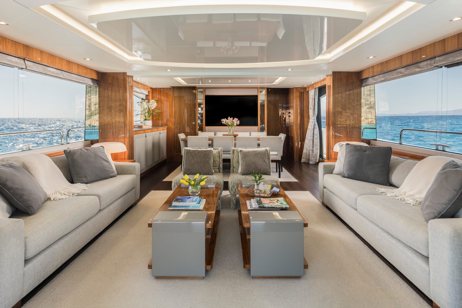 SeaWater II — Flybridge mit Bar, Bistro-Tisch und Liegeflächen