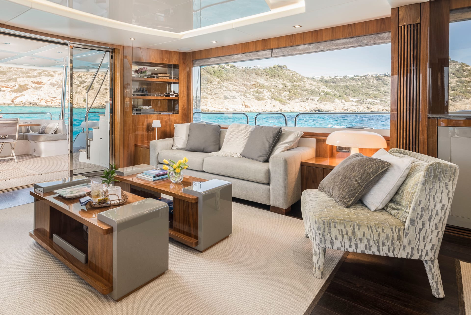 SeaWater II — Hauptsalon mit Mahagoni-Einrichtung und Lounge