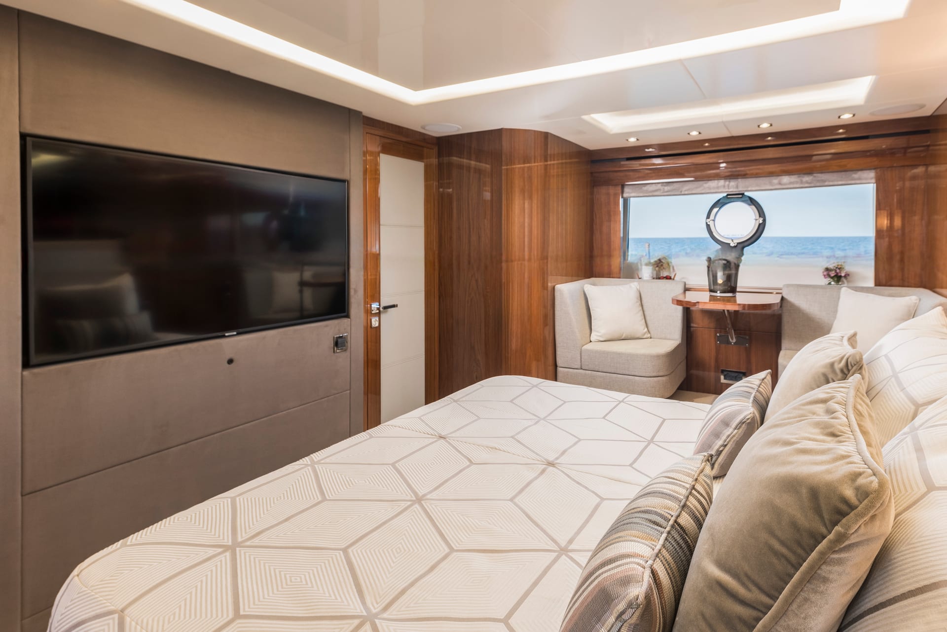 SeaWater II — Master-Kabine mit Kingsize-Bett und Bullaugen-Sitzbereich