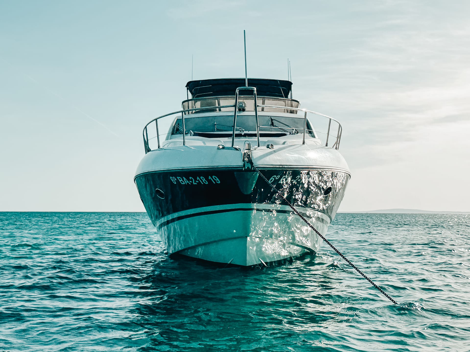 Sunseeker Manhattan 66 Tapia Bay — Bugansicht vor Anker