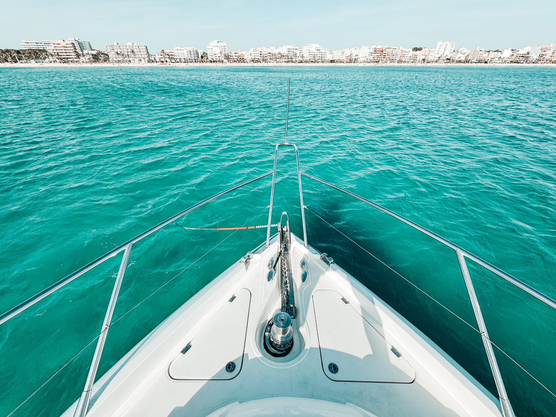 Tapia Bay — Vorschiff mit Blick auf die Bucht von Palma