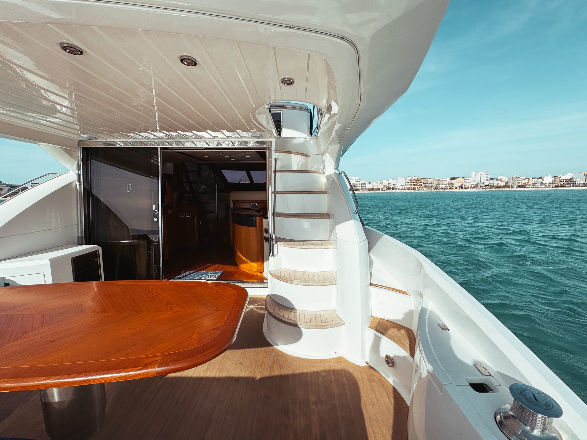 Tapia Bay — Achterdeck-Cockpit mit Aufgang zur Flybridge