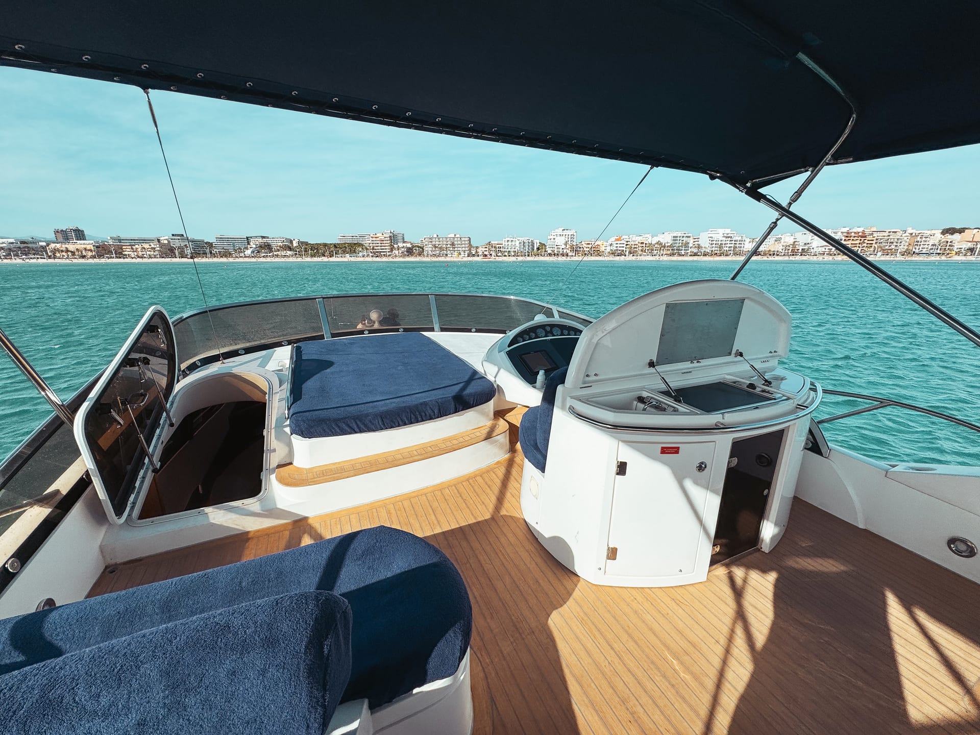 Tapia Bay — Flybridge mit Sonnenliege und zweitem Steuerstand