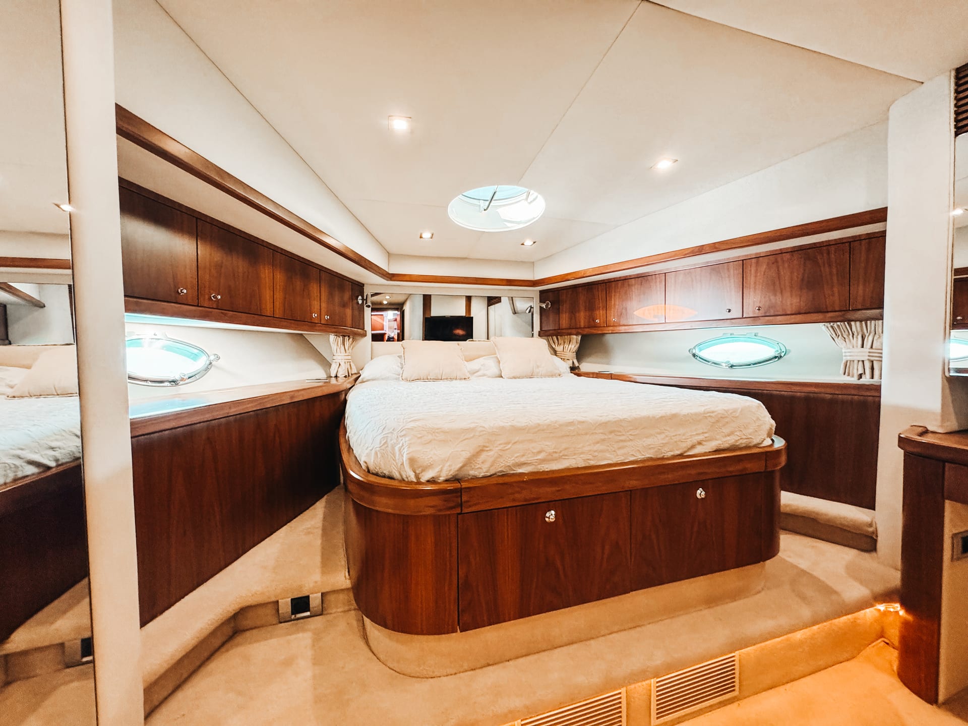 Tapia Bay — Eignerkabine mit Doppelbett und Bullaugen