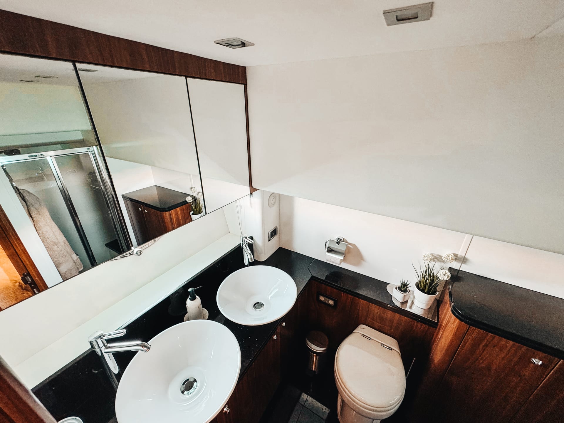 Tapia Bay — Badezimmer mit zwei Waschbecken