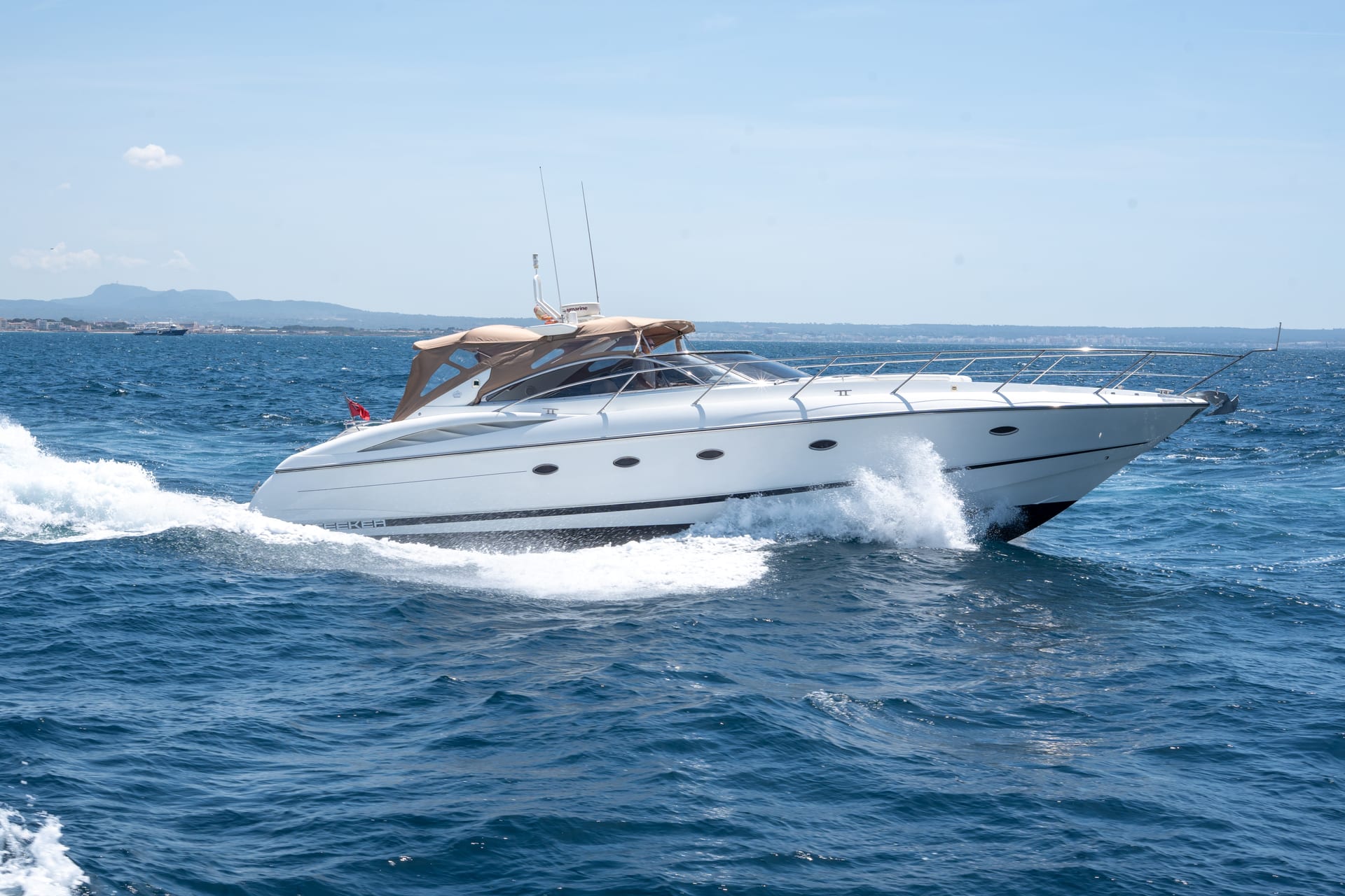Sunseeker Predator 50 Pylos — dynamische Profilansicht in Fahrt