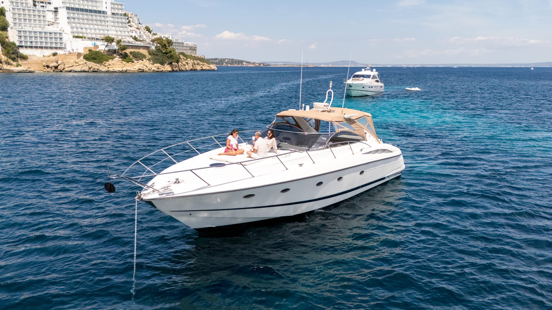 Pylos — vor Anker in türkiser Bucht