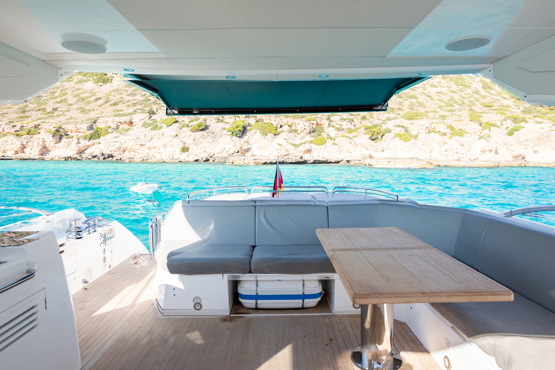 Boefje II — Achterdeck-Sitzgruppe unter Bimini mit Buchtblick