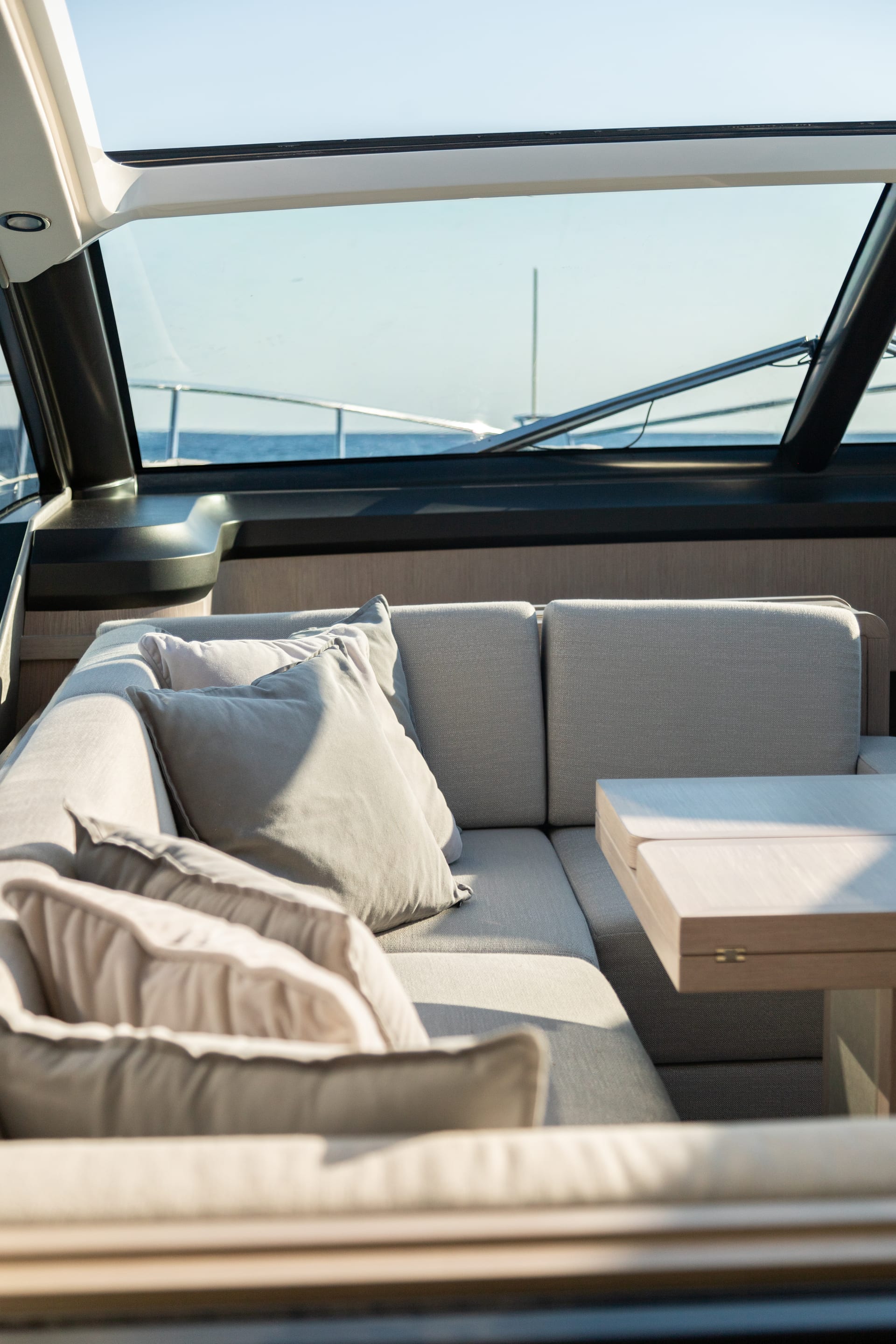 Boefje II — Cockpit-Sofa mit geöffnetem Sonnendach